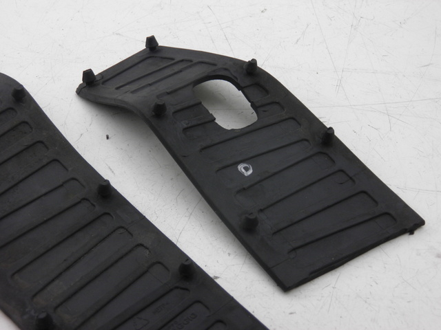 photo de TAPIS MARCHE PIED PIAGGIO MP3 400 (2007 - 2009) - Gros plan technique