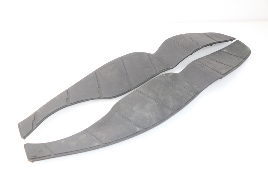 photo de TAPIS MARCHE PIED SUZUKI BURGMAN 125 (2007 - 2014)