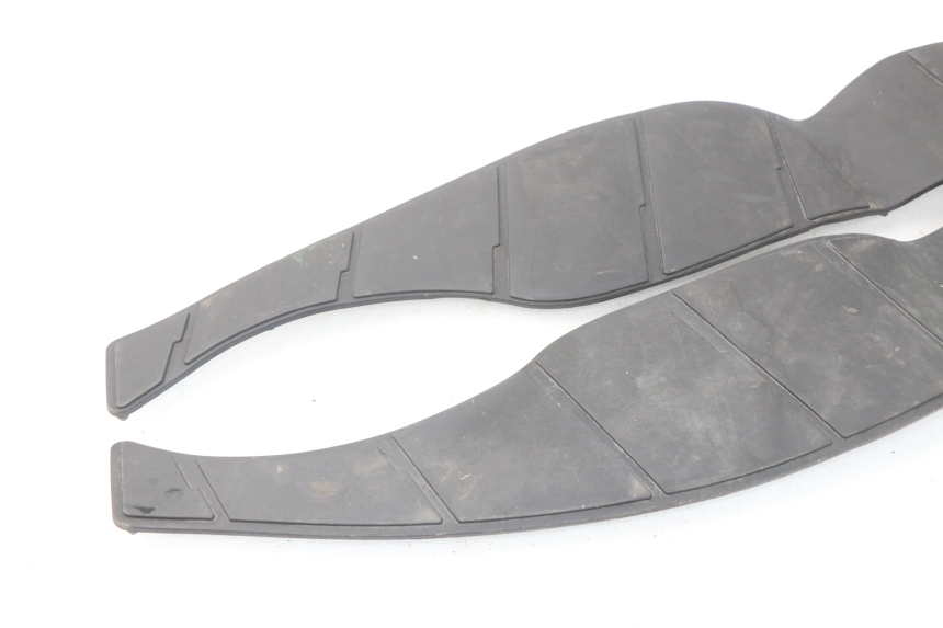 photo de TAPIS MARCHE PIED SUZUKI BURGMAN 125 (2007 - 2014)