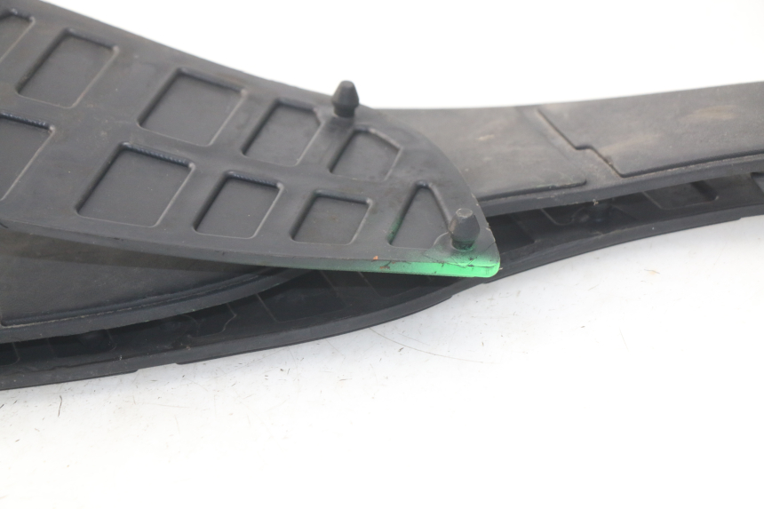 photo de TAPIS MARCHE PIED SUZUKI BURGMAN 125 (2007 - 2014)