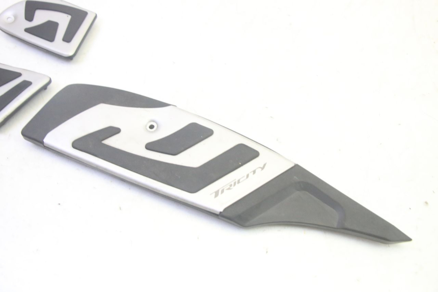 photo de TAPIS MARCHE PIED YAMAHA TRICITY 300 (2020 - 2024) - Zoom état d’usage