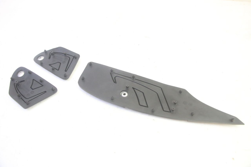 photo de TAPIS MARCHE PIED YAMAHA TRICITY 300 (2020 - 2024) - Gros plan technique