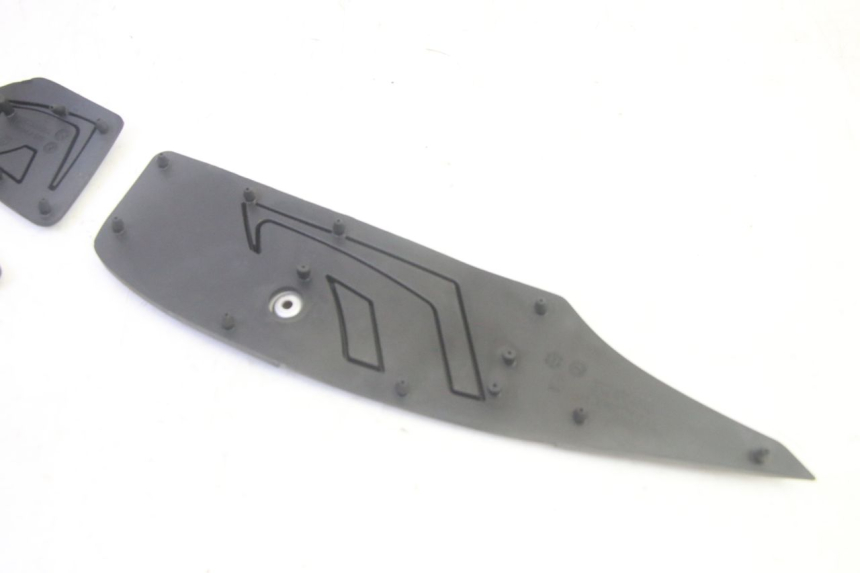 photo de TAPIS MARCHE PIED YAMAHA TRICITY 300 (2020 - 2024) - Points de fixation