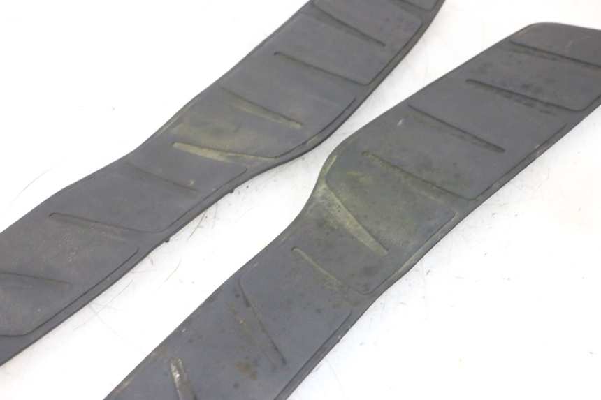 photo de TAPIS MARCHE PIED PIAGGIO X8 125 (2004 - 2007) - État de surface