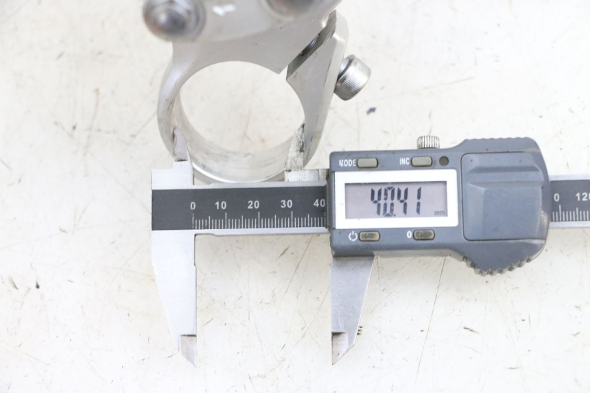 photo de TE FOURCHE SUPERIEUR KAWASAKI ZR 7 750 (1999 - 2001) - Détail de la pièce