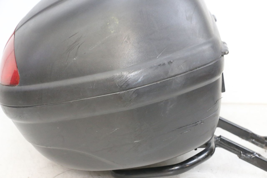 photo de TOP CASE PEUGEOT KISBEE 4T 50 (2010 - 2017) - Vue rapprochée