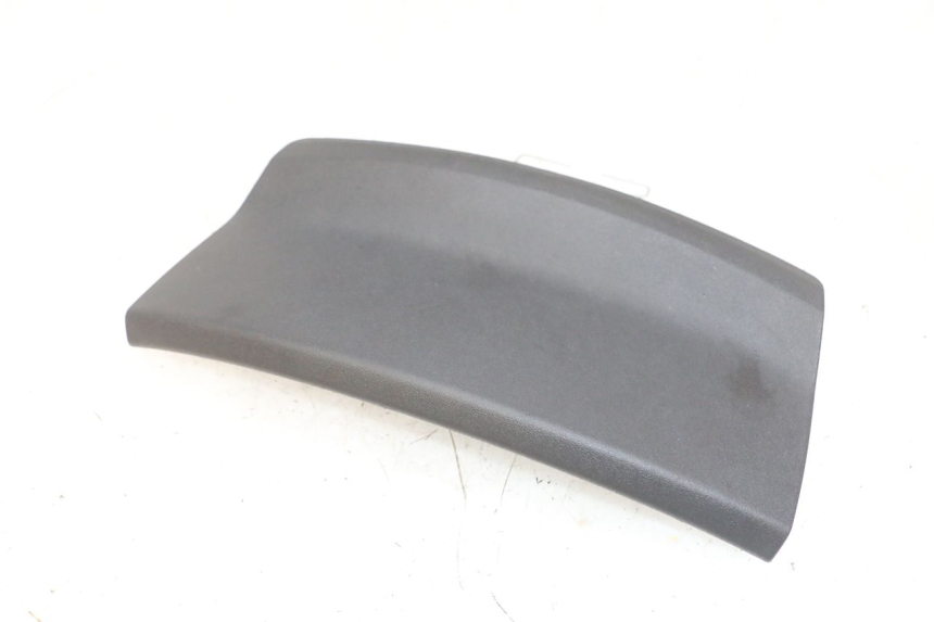 photo de TRAPPE DE VISITE AVANT PIAGGIO MP3 500 (2016 - 2018) - Gros plan technique