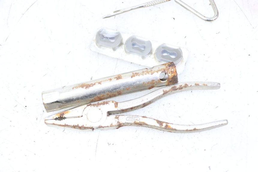 photo de TROUSSE A OUTILS BMW C1 125 (2000 - 2003)