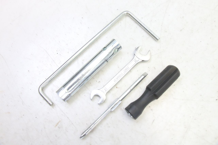 photo de TROUSSE A OUTILS SUZUKI BURGMAN 125 (2007 - 2014)