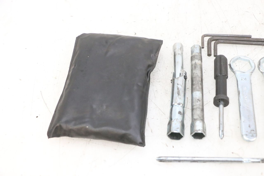 photo de TROUSSE A OUTILS SUZUKI DL V STROM 1000 (2002 - 2007) - Autre angle de vue