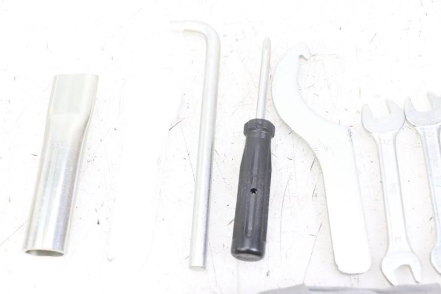 photo de TROUSSE A OUTILS ROYAL ENFIELD CONTINENTAL GT 650 (2019 - 2024)