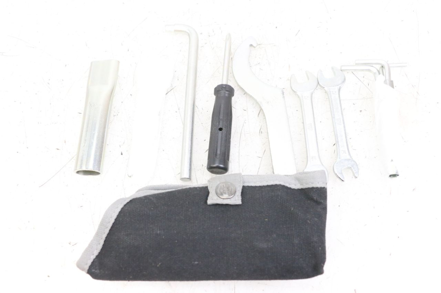 photo de TROUSSE A OUTILS ROYAL ENFIELD CONTINENTAL GT 650 (2019 - 2024)