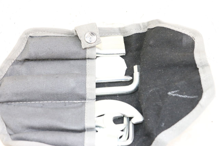 photo de TROUSSE A OUTILS ROYAL ENFIELD CONTINENTAL GT 650 (2019 - 2024)
