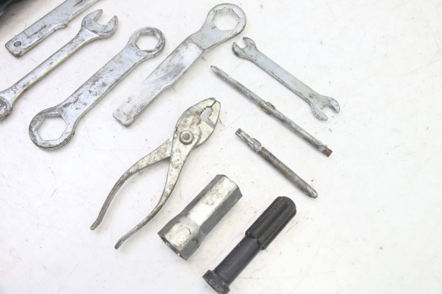 photo de TROUSSE A OUTILS YAMAHA TDR DELTABOX 125 (1993 - 2003)