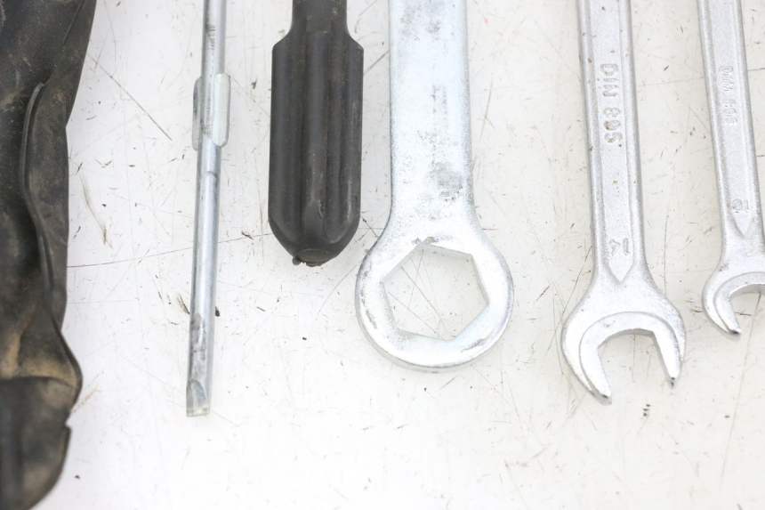 photo de TROUSSE A OUTILS YAMAHA TZR 50 (2008 - 2016) - Points de fixation