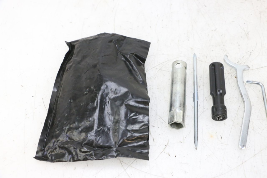 photo de TROUSSE A OUTILS PIAGGIO VESPA GTS SUPER IE 125 (2009 - 2016) - Zoom état d’usage