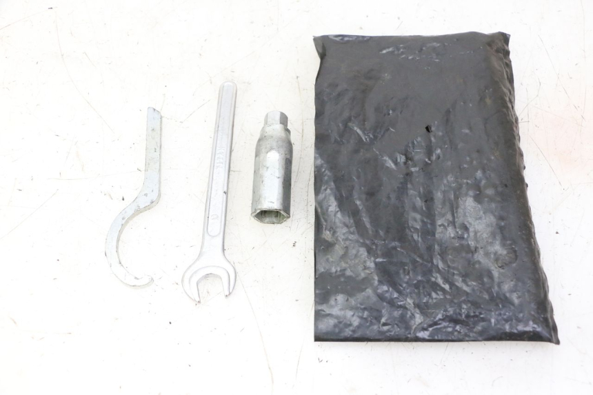 photo de TROUSSE A OUTILS PIAGGIO X9 EVOLUTION 125 (2003 - 2007)