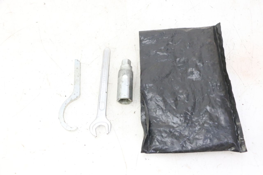 photo de TROUSSE A OUTILS PIAGGIO X9 EVOLUTION 125 (2003 - 2007)