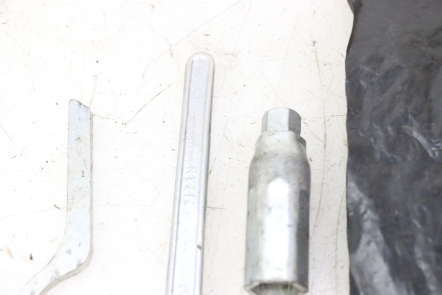 photo de TROUSSE A OUTILS PIAGGIO X9 EVOLUTION 125 (2003 - 2007)