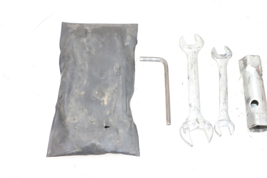 photo de TROUSSE A OUTILS YAMAHA YFM R RAPTOR 250 (2008 - 2014) - Gros plan technique