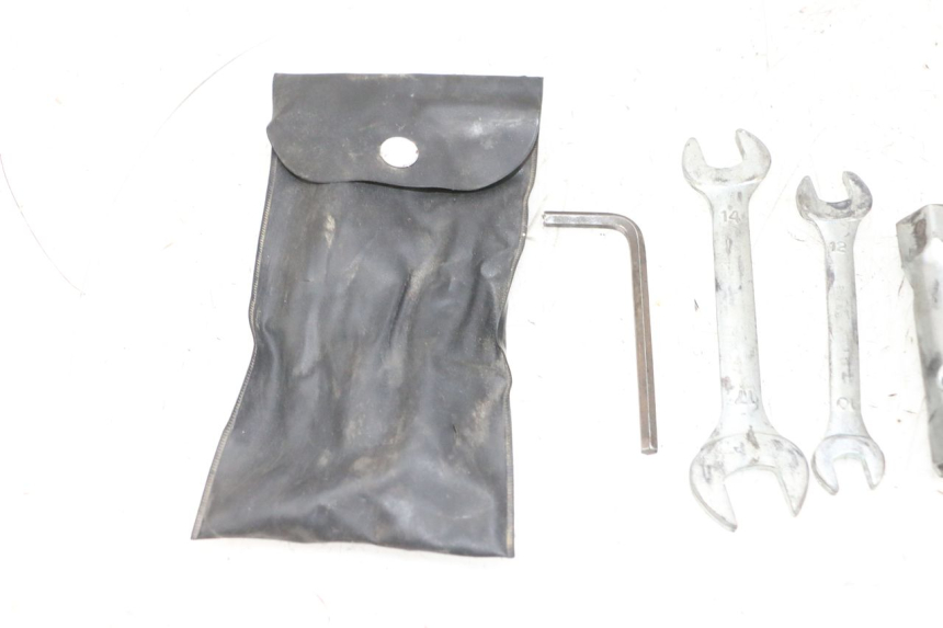 photo de TROUSSE A OUTILS YAMAHA YFM R RAPTOR 250 (2008 - 2014) - Points de fixation