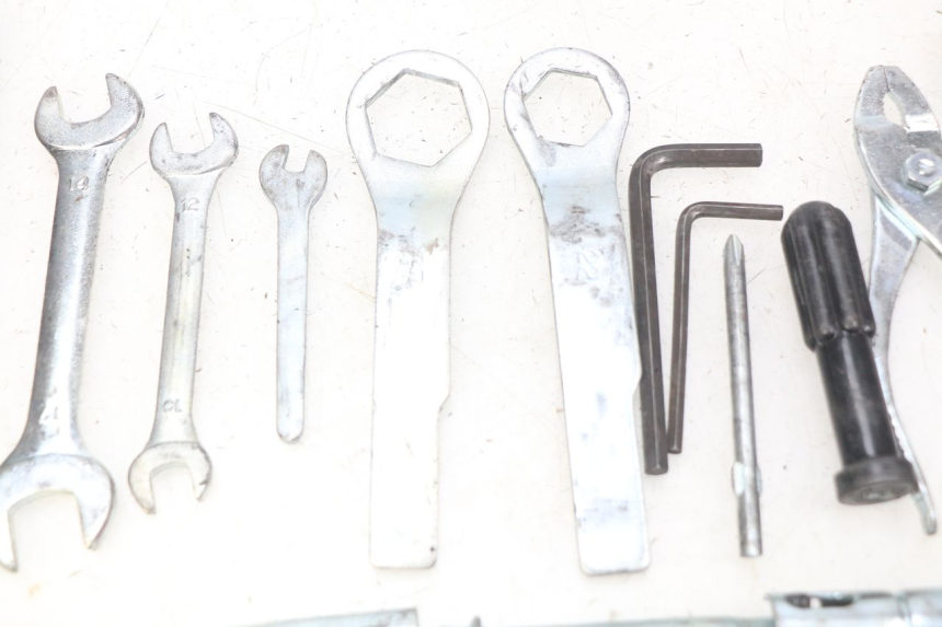 photo de TROUSSE A OUTILS KAWASAKI ZR7 ZR-7 S 750 (1999 - 2004)