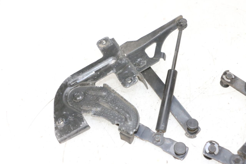 photo de VERIN COFFRE PEUGEOT SATELIS 125 (2013 - 2018) - Points de fixation