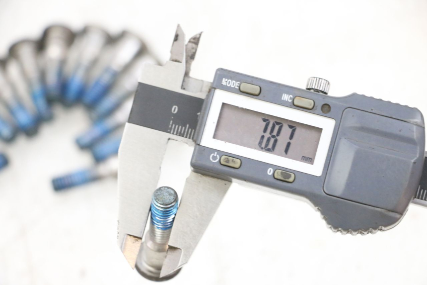 photo de VIS DISQUE DE FREIN SUZUKI GSXR GSX-R 1000 (2003 - 2004) - Zoom état d’usage