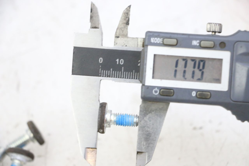 photo de VIS DISQUE DE FREIN YAMAHA X-MAX XMAX 250 (2006 - 2009)